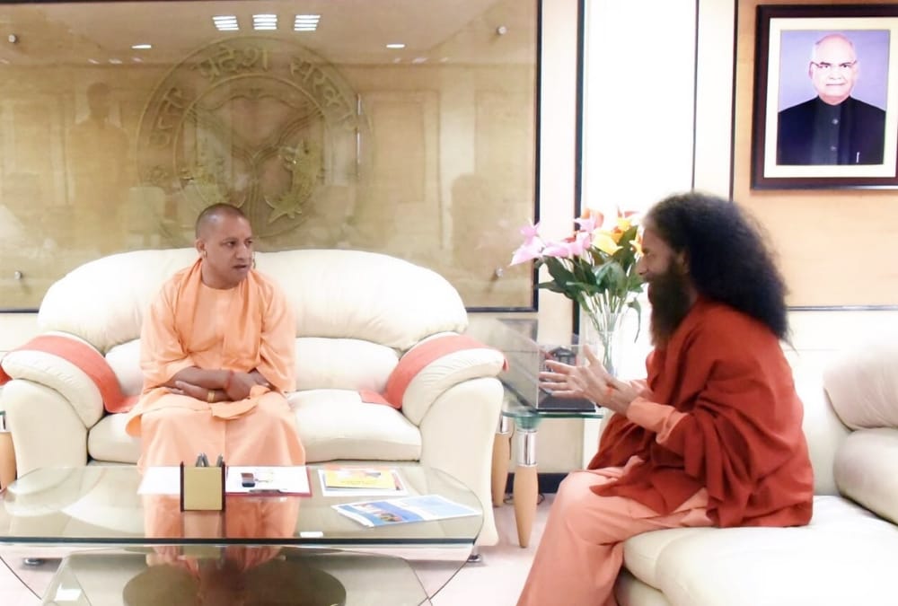 swami chidanad meets to chief minister yogi adityanath.