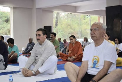 Shanta kumar and vipin singh Parmar performed yoga for one hour