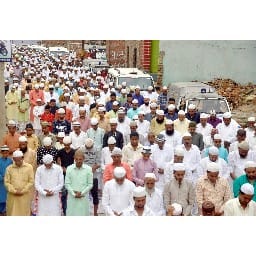 thousands hand to pray allah for peace and harmony