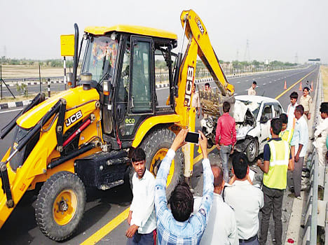 एक्सप्रेस वे पर भिड़ीं फॉरच्यूनर और स्विफ्ट, एक की मौत, 10 लोग घायल 