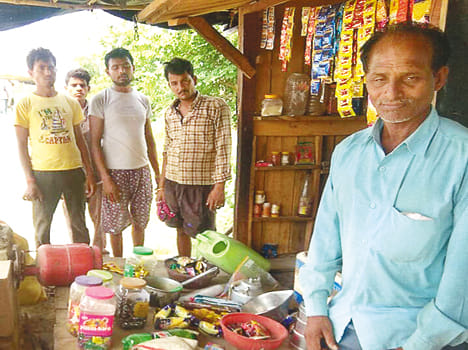 Thieves broke the shop's lock, crossed the luggage of thousands