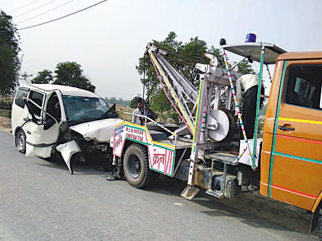 hree dead, car caught on dividers on expressway
