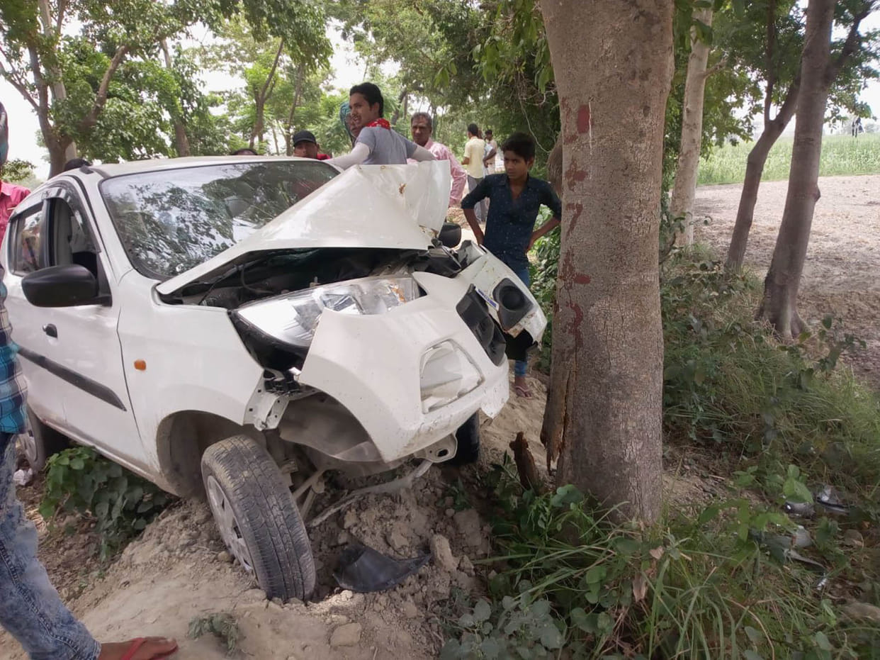 Uncontrolled car collide with tree, injures three