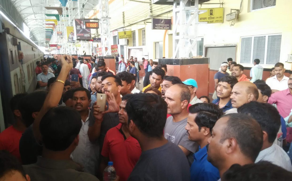 train passangers make protest at mughal sarai station after AC failure