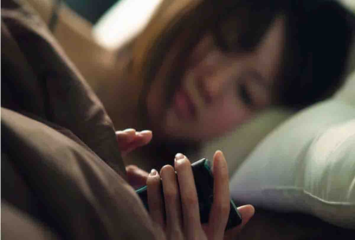 do not sleep by holding The phone it affects health 
