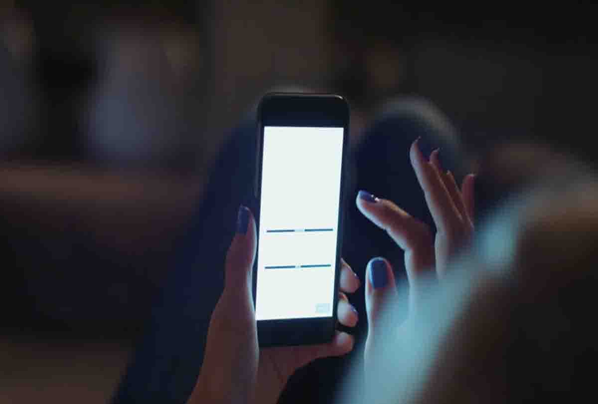 do not sleep by holding The phone it affects health 
