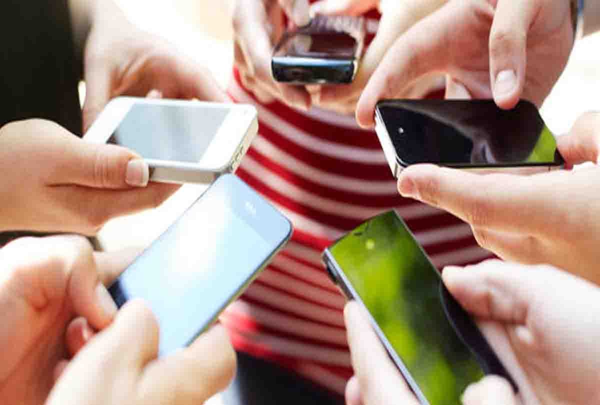 do not sleep by holding The phone it affects health 