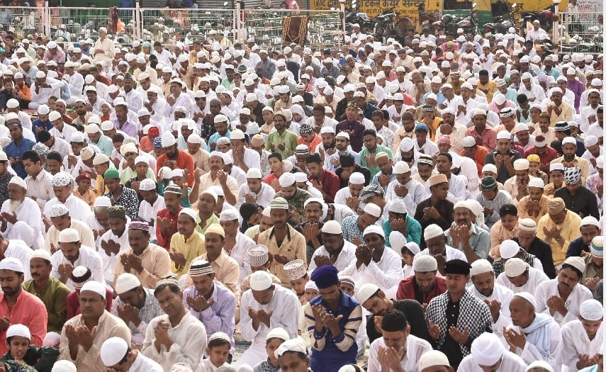 Namaz read, hugged and said Eid Mubarak