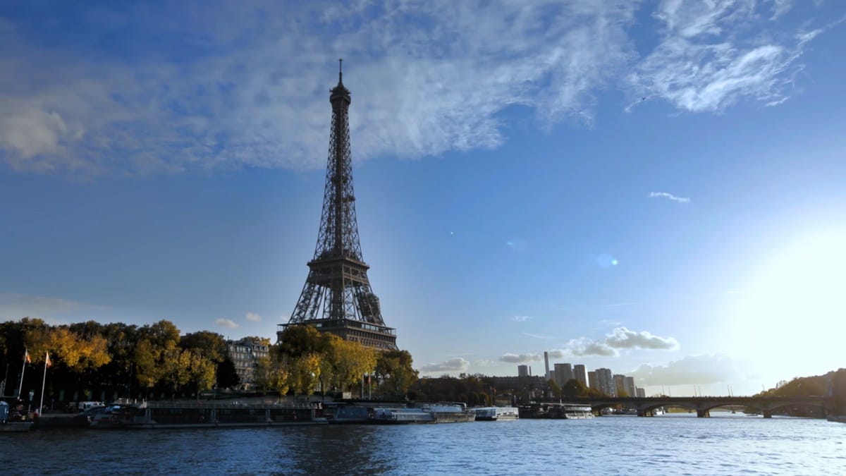 Eiffel tower lights off to pay tribute to Petersburg attack victims