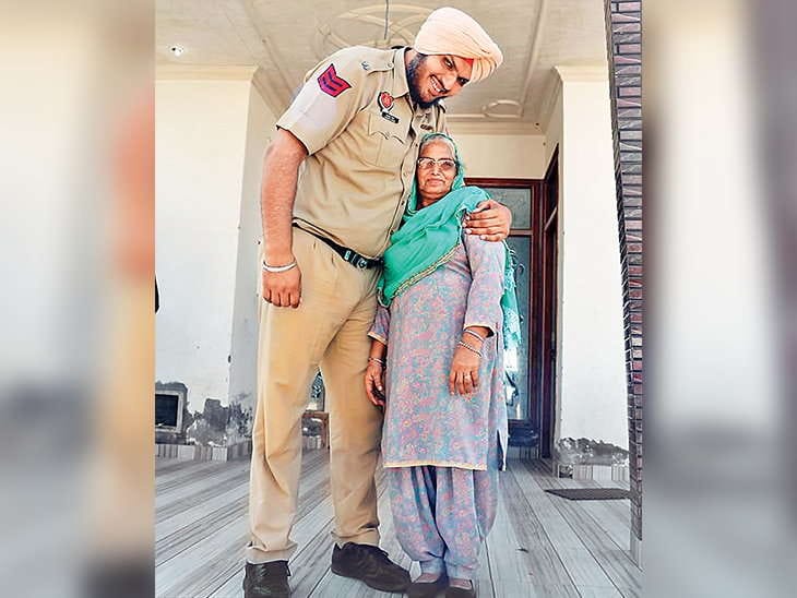 chandigarh, The worlds tallest policeman jagdeep bajwa from india