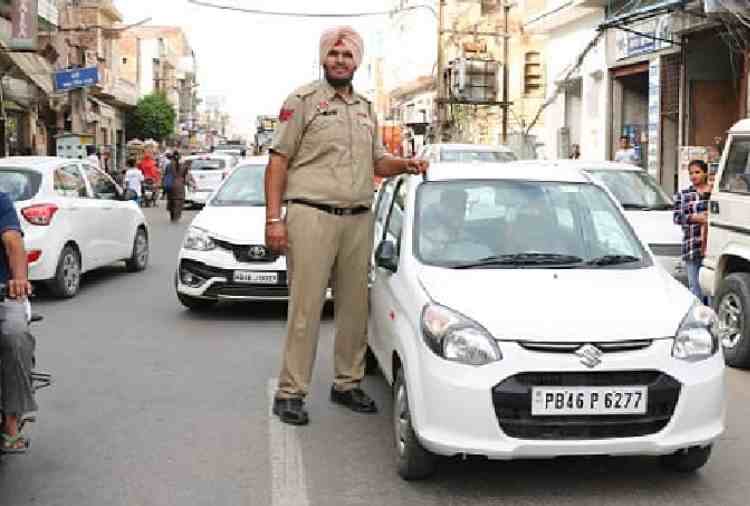 chandigarh, The worlds tallest policeman jagdeep bajwa from india