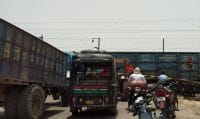 रेलवे गेट पर मालगाड़ी खड़ी होने पर लगा जाम