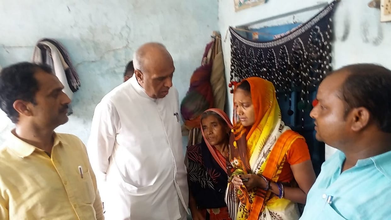 सांसद लापता लड़कियाें के घरवालों से मिले