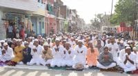 नमाज अदा कर एक दूसरे को दी ईद की मुबारकबाद