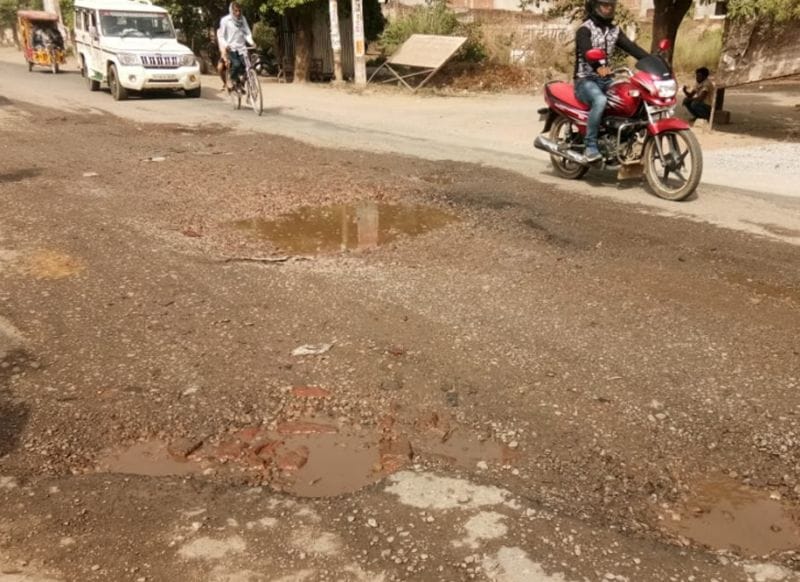 सरकार के दावों की पोल खोल रहे कासगंज-बरेली मार्ग के गड्ढे