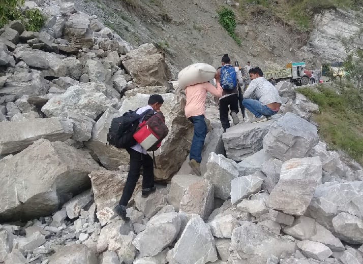 बोल्डर गिरने से सौड़ देवीपुरा मोटर मार्ग बंद