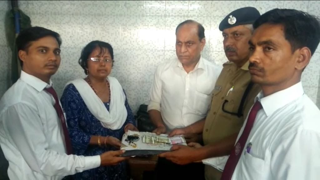  RPF returned purse to woman passenger