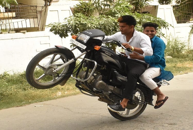 Boys stunts in Meerut city on Eid