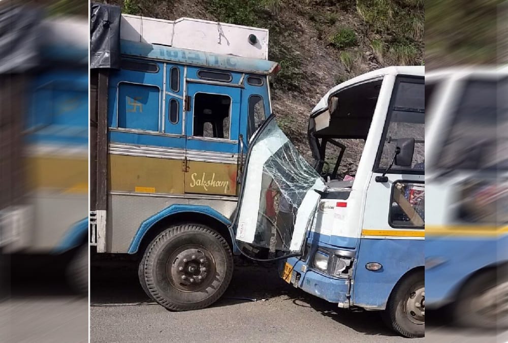 सड़क हादसे में तीन लोगों की मौत, चार घायल