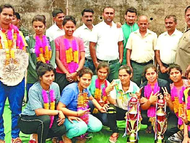 स्वर्ण पदक विजेता कबड्डी खिलाड़ी सम्मानित