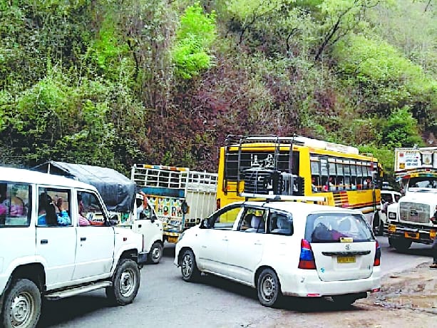 एनएच पर नौ घंटे यातायात रहा ठप