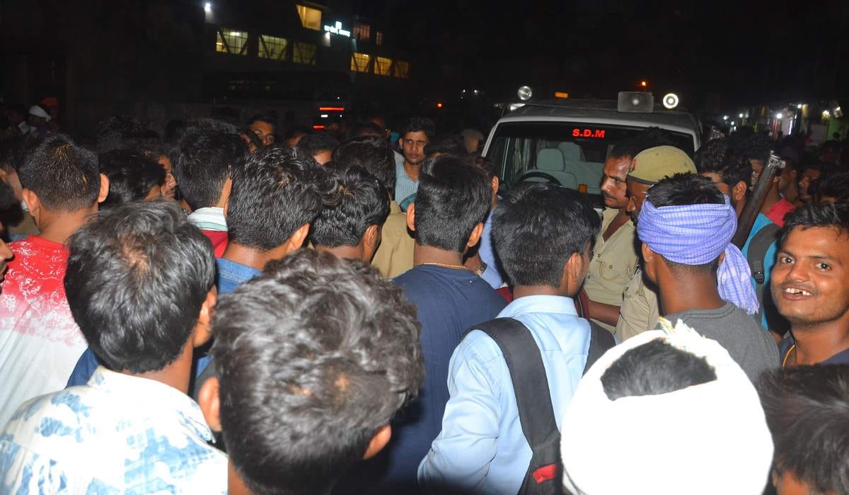 UP police examinee make chaos and outrage at azamgarh
