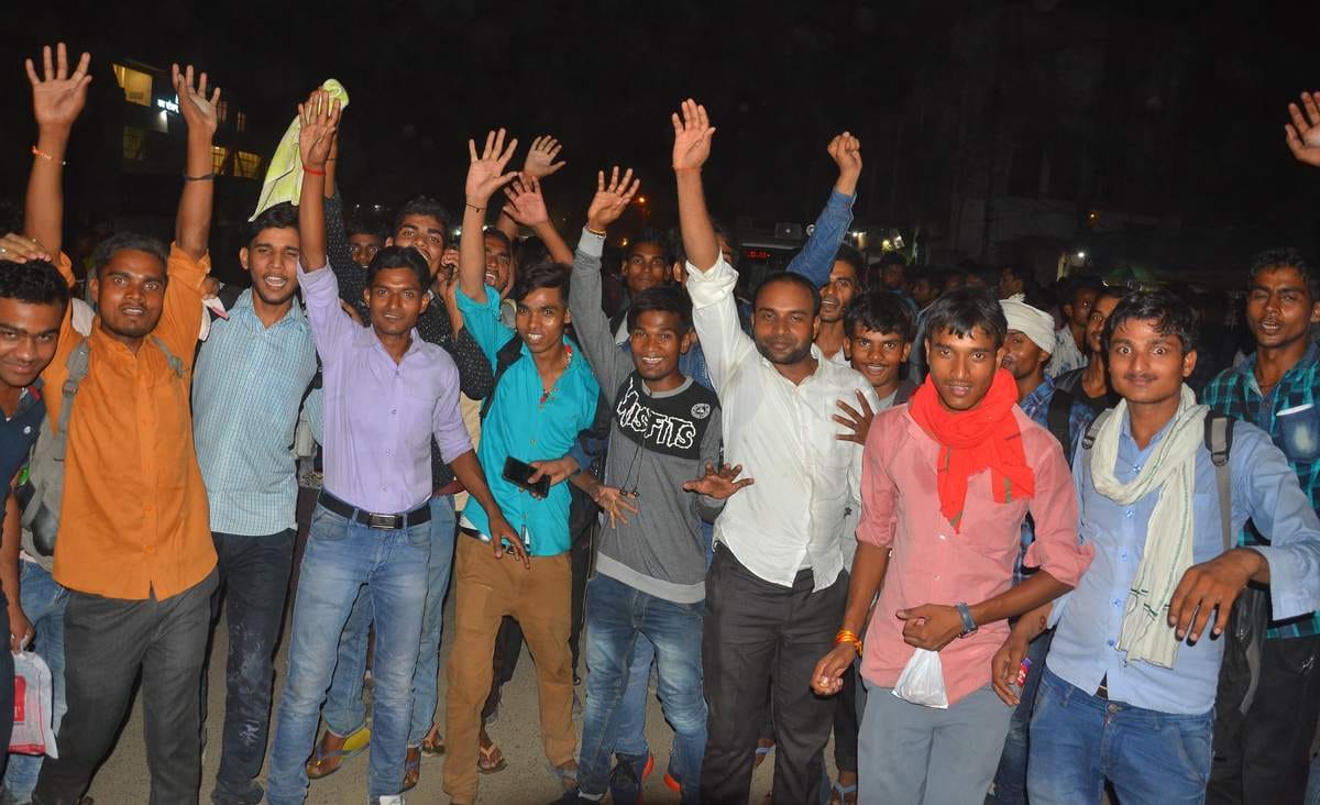 UP police examinee make chaos and outrage at azamgarh