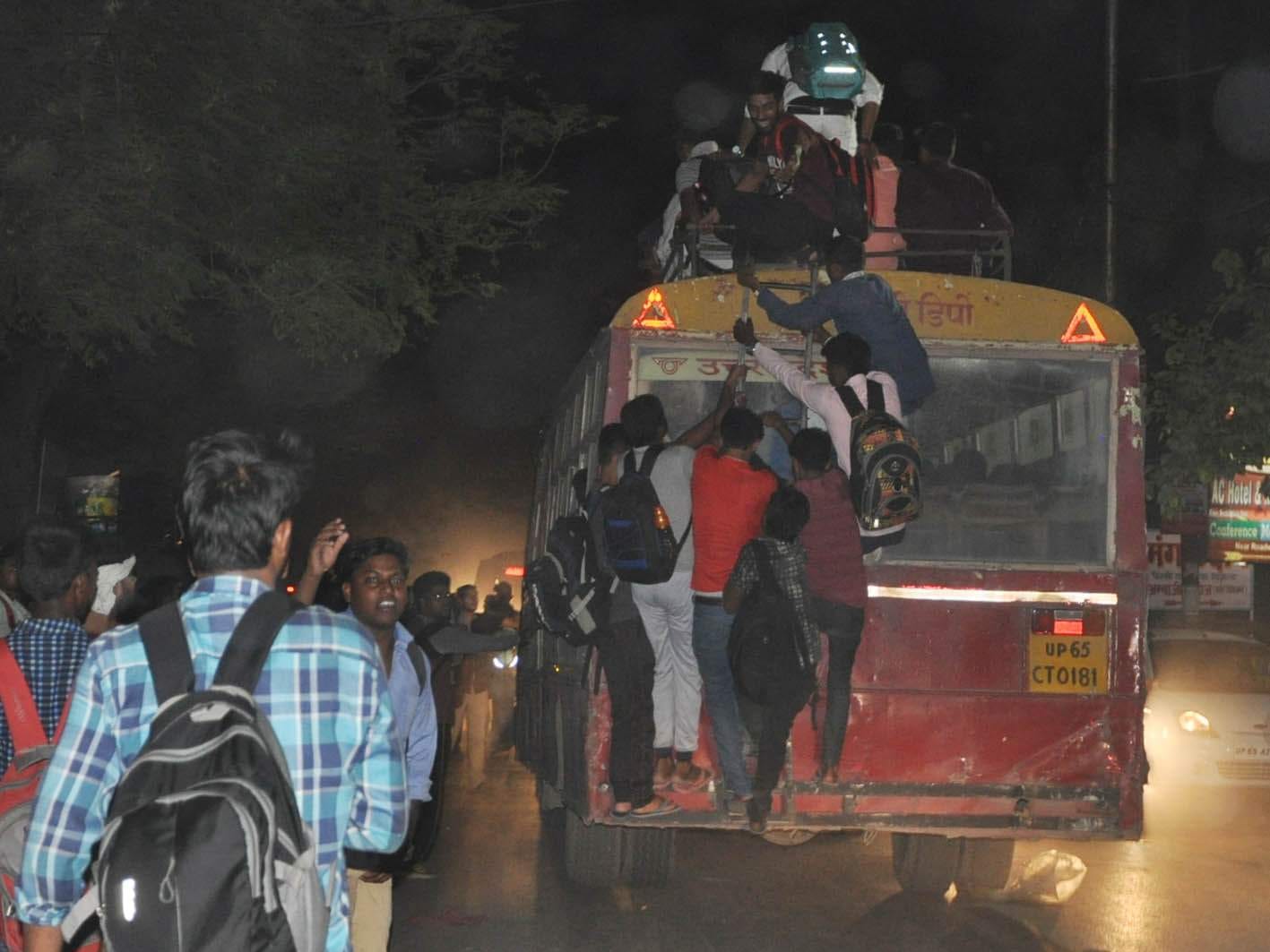 UP police examinee make chaos and outrage at azamgarh