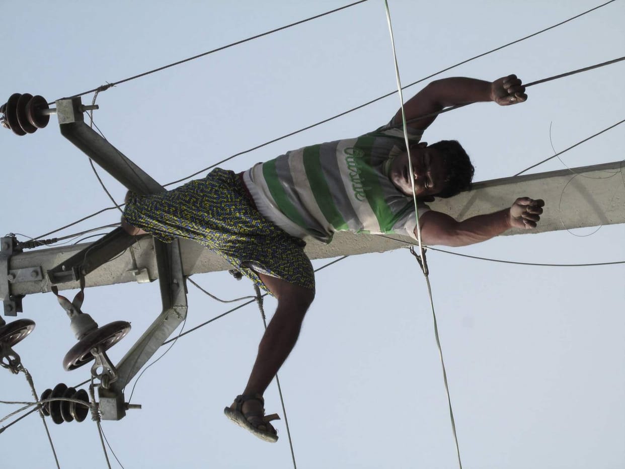 lineman death from current at ballia due to carelesness