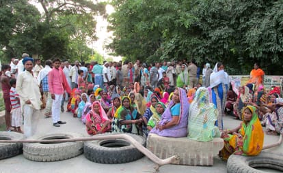 lineman death from current at ballia due to carelesness