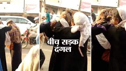 Fighting between two women ON THE ROAD IN BULANDSAHAR