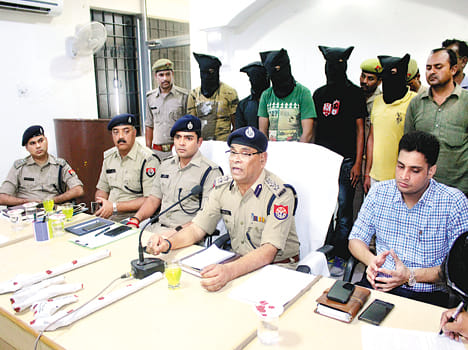 Five robbers attacked police