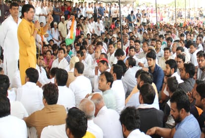 noida sector 123 protest against dumping ground 4 kilometers long jam 111 arrest