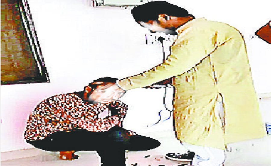 Beating the accused of tampering in Saharanpur