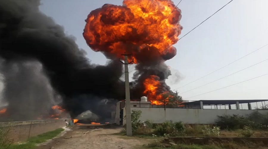 Meerut: A heavy fire in the chemical factory, several fire engines on the spot