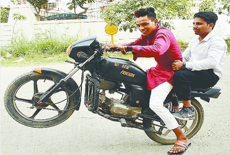 Boys stunts in Meerut city on Eid