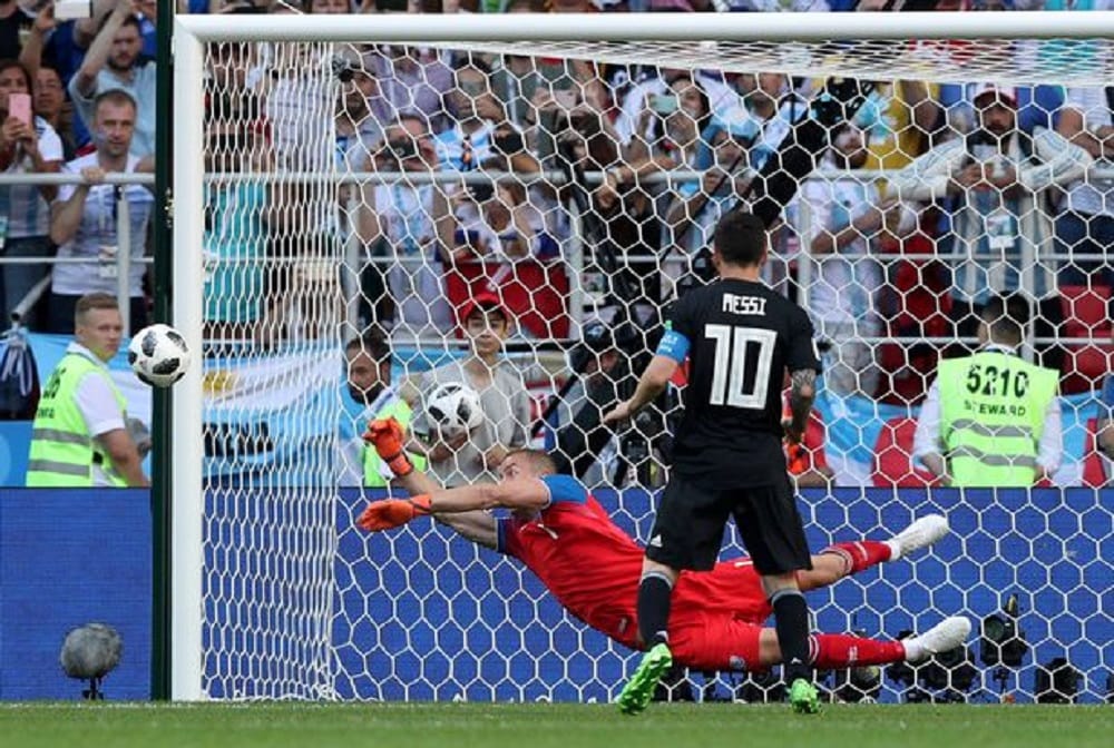 Lionel Messi miss penalty against Iceland, fans criticize on social media and compare with ronaldo 