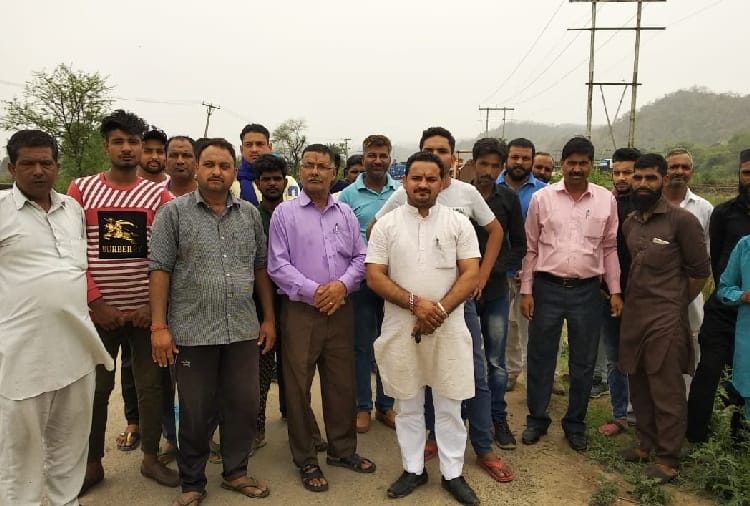 मृत पशु को कूड़े से ढकने पर भड़के ग्रामीण