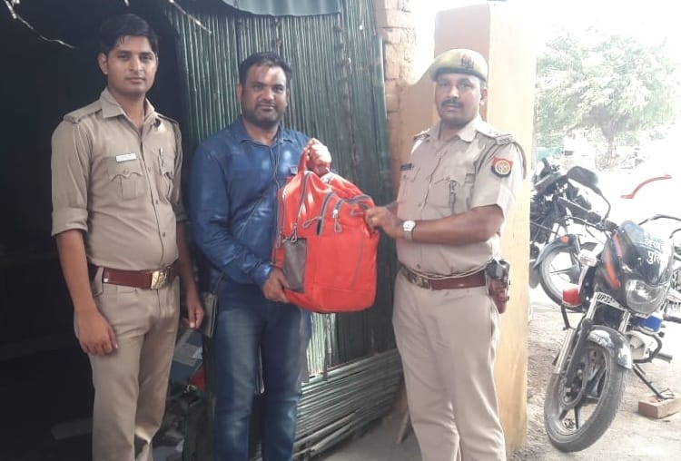 police returned bag of NRI with full of money and jewellery