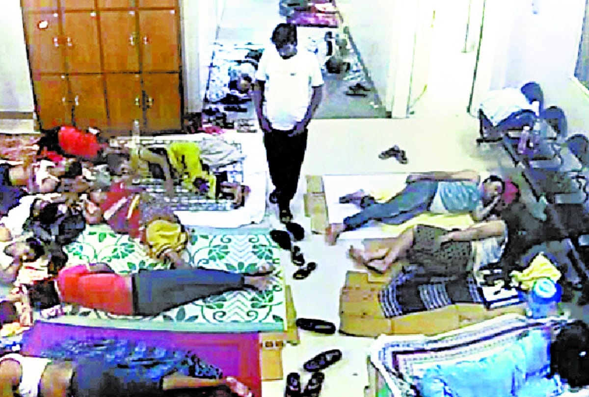 mobile theft captured in CCTV footage