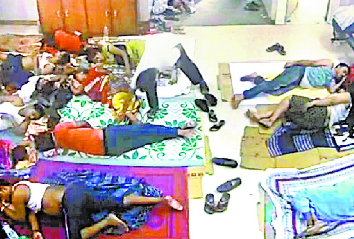 mobile theft captured in CCTV footage