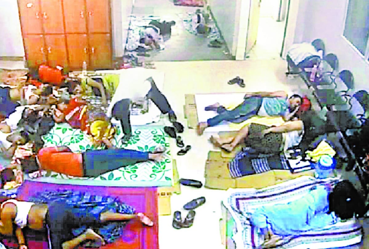 mobile theft captured in CCTV footage