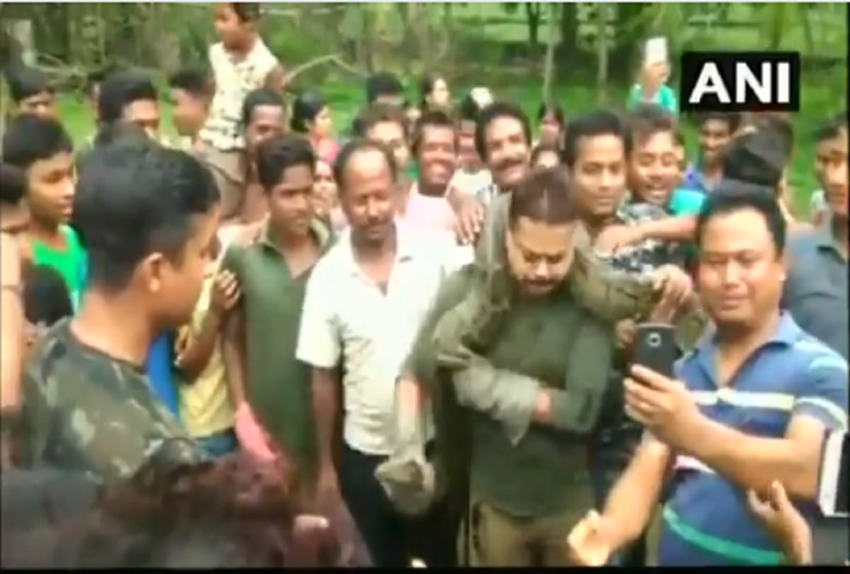 West Bengal Forest Range Officer Sanjoy Dutta saves himself from python in Jalpaiguri 