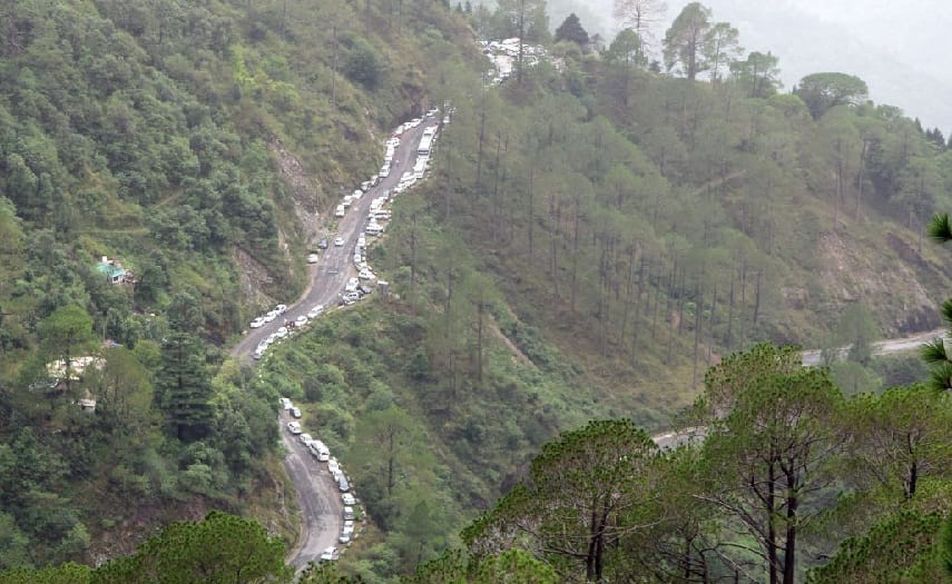 नैनीताल रोड पर चार किलोमीटर लगा जाम