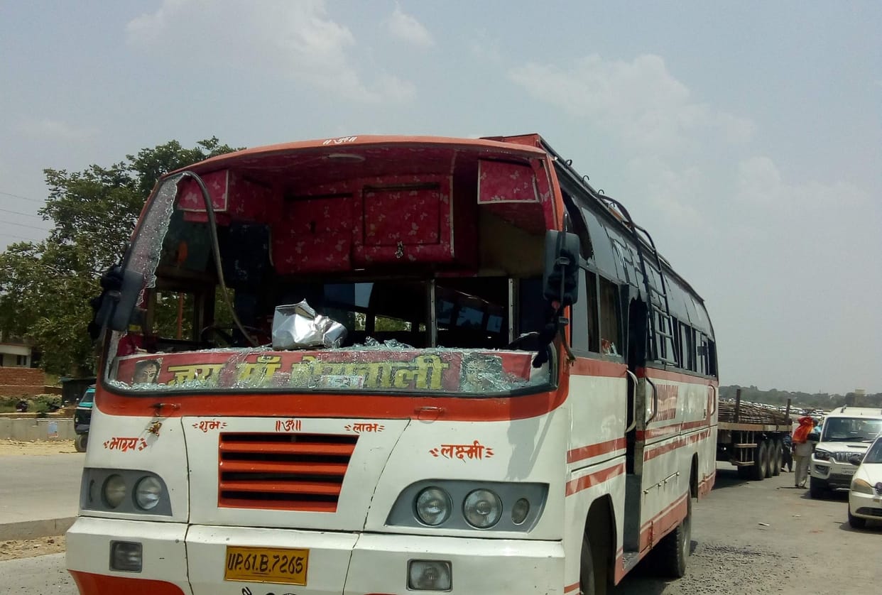 UP police examinee make chaos and outrage at azamgarh