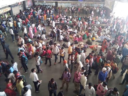 UP police recruitment Examinee run away with question paper at azamgarh