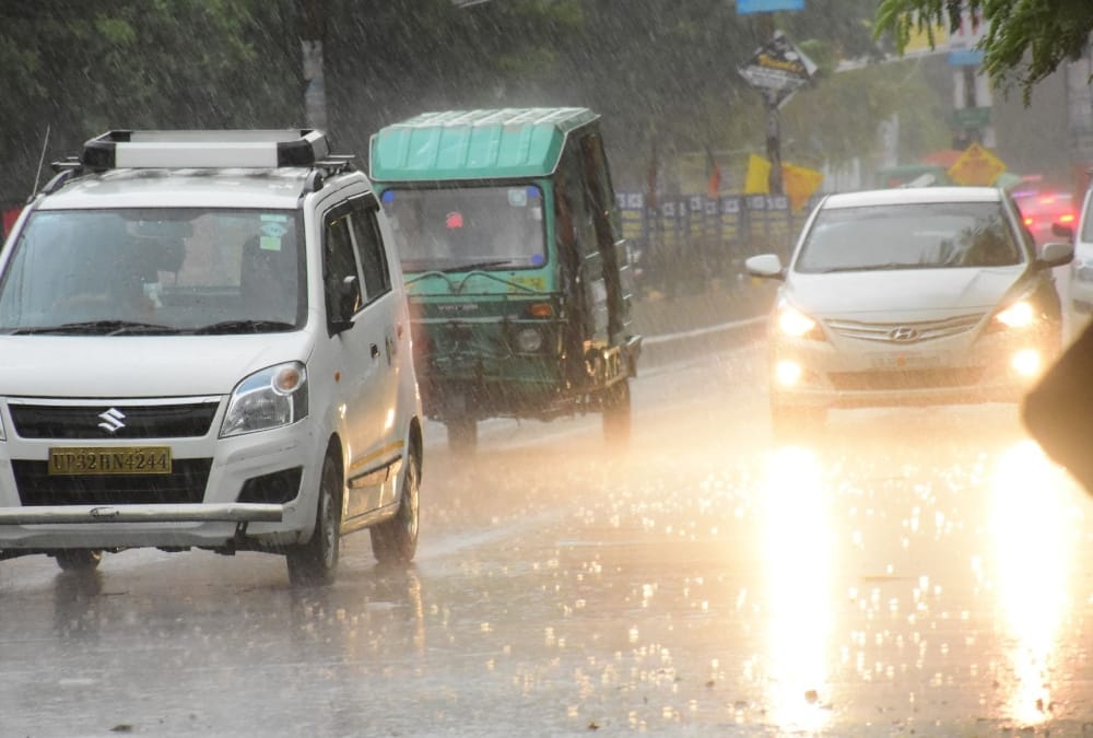  fast winds and rain in lucknow. 