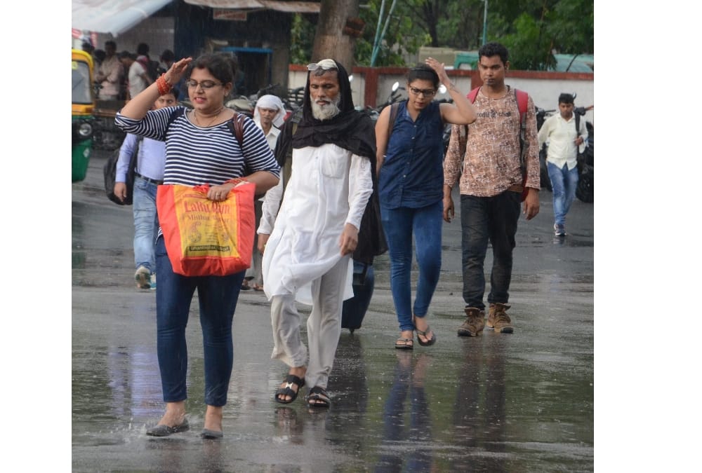  fast winds and rain in lucknow. 