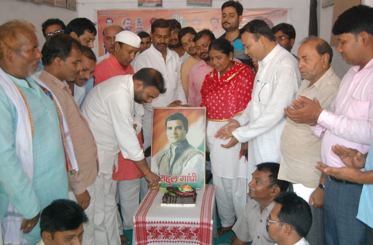 कांग्रेसियों ने काटा केक, राहगीरों को पिलाया पानी