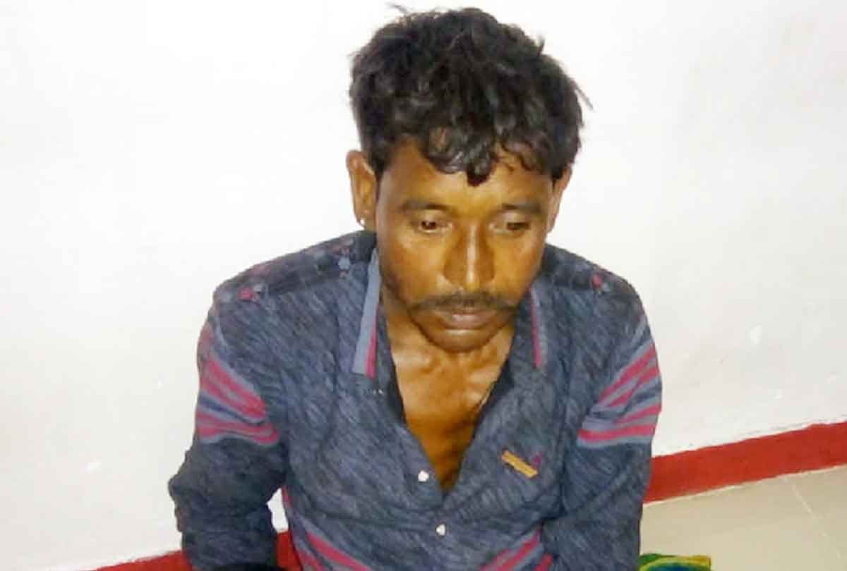 man took out wife's dead body from grave
